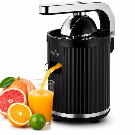 Zwarte elektrische citruspers met een glazen kan sinaasappelsap en diverse citrusvruchten, waaronder grapefruits, sinaasappels en limoenen.