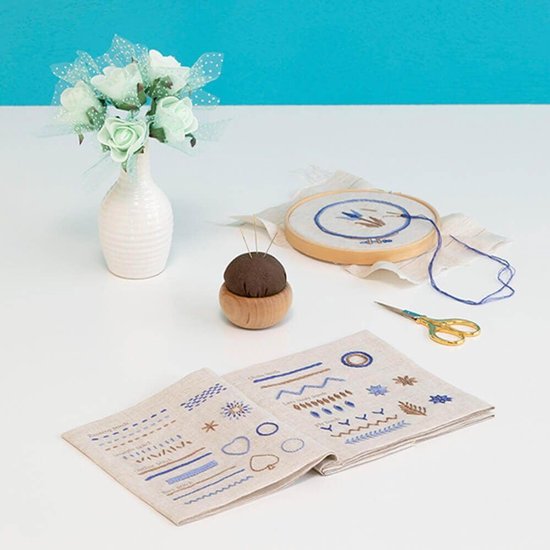 Borduur Sampler Boek - Steken Leerboek - Ambachtelijk Leren - 15 Verschillende Steken - 25.5 x 22.5 cm - Roze — afbeelding 3