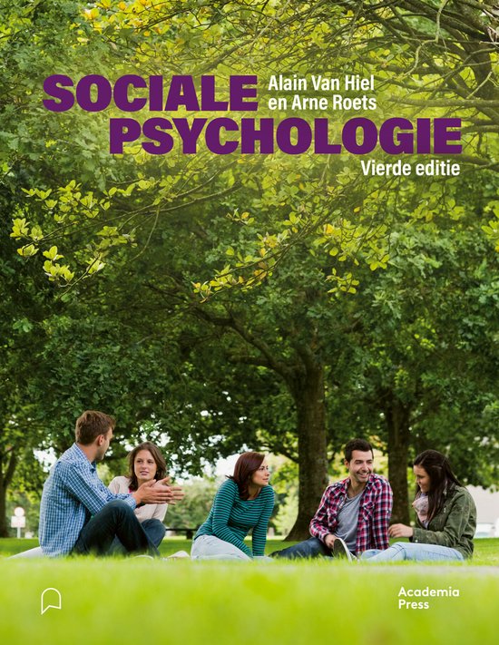 Livre : Psychologie sociale, quatrième édition, avec les auteurs Alain Van Hiel et Arne Roets. Cinq étudiants sont assis dehors sur l'herbe.