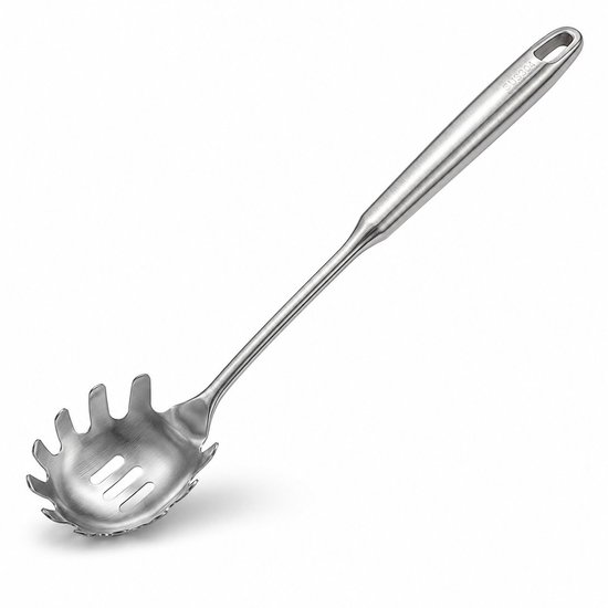 Cuillère à spaghetti argentée en acier inoxydable avec un long manche et une tête crantée et perforée.
