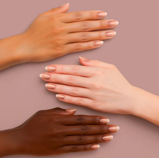 Drie handen met french manicure nagels, met nagellak in de kleur lichtbruin.