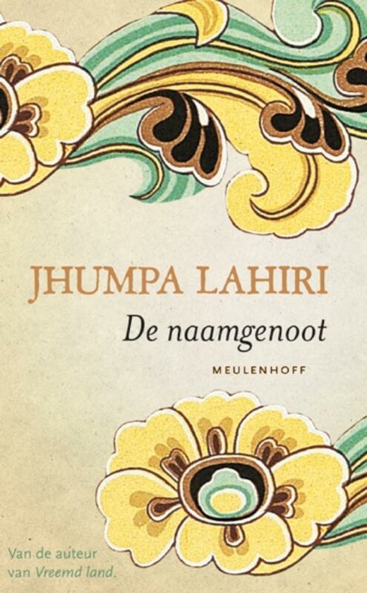 Boek "De naamgenoot" van Jhumpa Lahiri met een okergele en groene bloemenornament op de kaft.