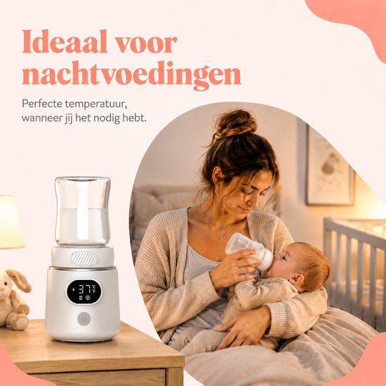 Moeder met baby in bed, geeft flesje met melk. Naast een babykamer staat een witte flesverwarmer met glas. "Ideaal voor nachtvoedingen."