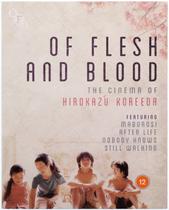 Titel OF FLESH AND BLOOD: THE CINEMA OF HIROKAZU KOREEDA, met vier Japanse kinderen vooraan en bloeiende kersenbloesems boven.
