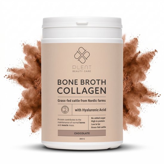 Witte pot 'PLENT BONE BROTH COLLAGEN CHOCOLATE' in chocoladekleur, met een explosie van cacaopoeder erachter. Grasgevoerd rundvee uit Noordse boerderijen.
