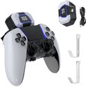 Zwarte en witte powerbank met blauwe LED's, bevestigd op een witte PS5 controller met zwarte accenten. Met losse USB-kabel en ophanghaken.