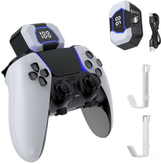Zwarte en witte powerbank met blauwe LED's, bevestigd op een witte PS5 controller met zwarte accenten. Met losse USB-kabel en ophanghaken.
