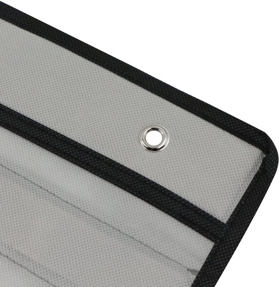 Detail van een grijze opbergtas met een oogje voor ophanging en een zwart randje.