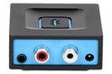 Zwarte adapter met blauw paneel, met AUX, RCA L/R ingangen en stroomingang. Blauw verlicht Bluetooth-logo bovenop.