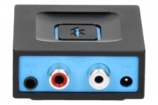 Zwarte adapter met blauw paneel, met AUX, RCA L/R ingangen en stroomingang. Blauw verlicht Bluetooth-logo bovenop.