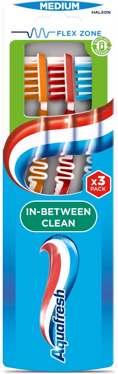 Aquafresh In-Between Clean - Tandenborstel - Medium - 3 Stuks - Flexibele Handgreep
