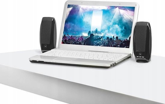 Zwarte Logitech speakers naast een laptop waarop een concert wordt getoond.