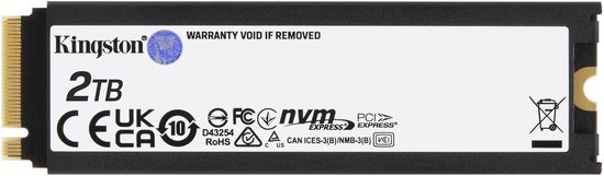 Kingston 2TB SSD M.2 NVMe met witte opdruk en certificeringen.