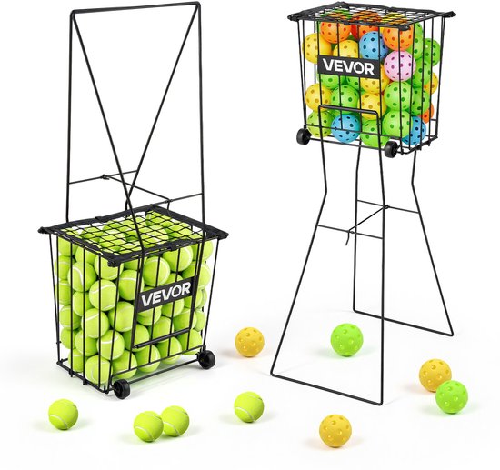 Zwarte metalen ballenmand op een standaard, gevuld met kleurrijke ballen. Een andere mand, gevuld met tennisballen, staat op wielen.