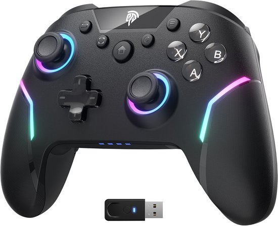 Zwarte draadloze controller met gekleurde LED-accenten en een USB-ontvanger.