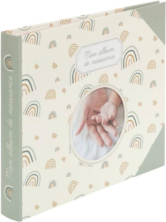 Lichtgroen baby herinneringsalbum met regenboogmotief en tekst 'Mon album de naissance'. Centraal een foto van een babyhand in een volwassen hand.