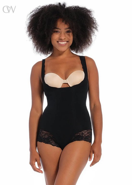 Model met zwarte body met kanten broekje en strapless bh.