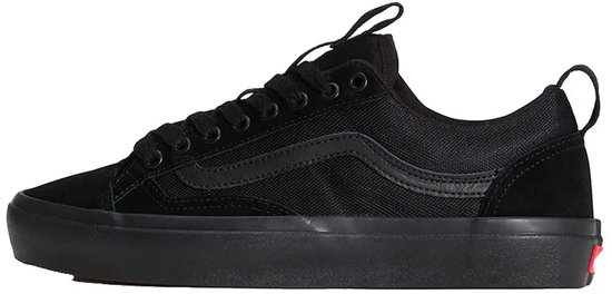 Zwarte Vans Old Skool sneakers met een dikke, zwarte zool en een lus aan de achterkant.