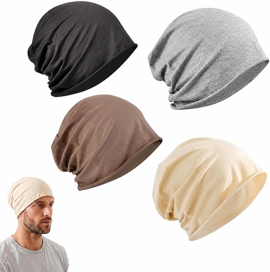 Quatre bonnets slouchy noirs, gris, taupe et crème, avec un homme portant un bonnet crème.