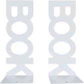 Twee witte metalen boekensteunen met het woord "BOOK" uitgesneden in een verticaal ontwerp.