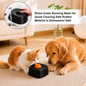Een oranje bal zit in een zwarte, vierkante voerbak. Een kat likt aan de bal. Een golden retriever kijkt naar de bak. De tekst "Rinse Under Running Water for Quick Cleaning Safe Rubber Material is Dishwasher Safe" staat ernaast.