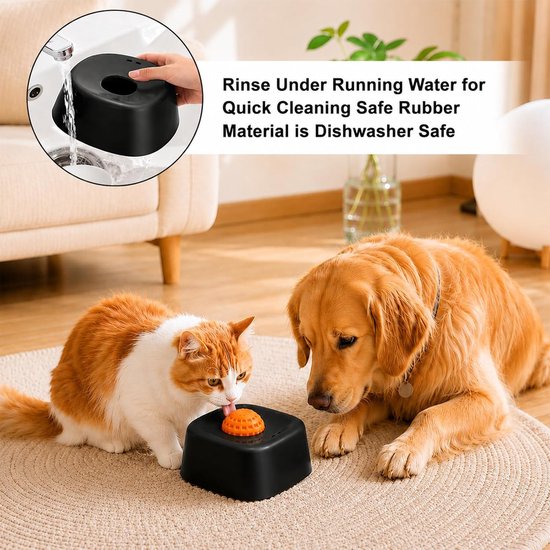 Een oranje bal zit in een zwarte, vierkante voerbak. Een kat likt aan de bal. Een golden retriever kijkt naar de bak. De tekst "Rinse Under Running Water for Quick Cleaning Safe Rubber Material is Dishwasher Safe" staat ernaast.