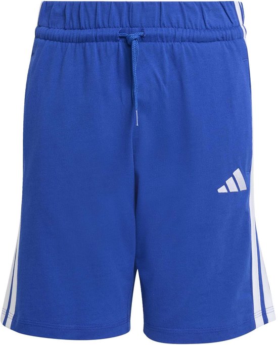 Blauwe kindershort met witte Adidas strepen, een trekkoord en een Adidas logo.