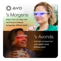Vrouw met blauw-turquoise licht 's morgens en rode licht 's avonds met AYO bril.