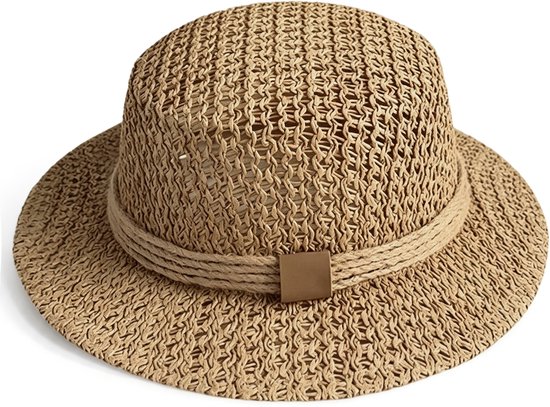 Natuurkleurige strooien fedora hoed met gevlochten textuur en touw-detail. Rand is ongeveer 6,5 cm, kroonhoogte 9,5 cm.