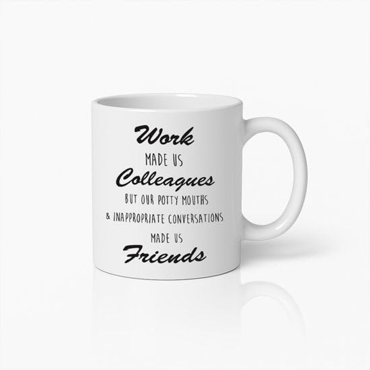 Werk Mok - Collega’s Worden Vrienden met Humoristische Quote - Perfecte Koffiebeker Cadeau voor Op Kantoor