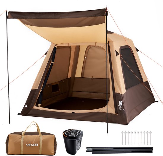 Een beige en bruine vierpersoons tent met een luifel, tentoongesteld op een witte achtergrond. Een draagtas, pomp en tentharingen worden ernaast getoond.