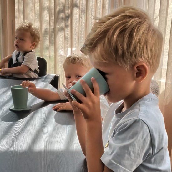 STEDDI - Open drinkbeker voor Peuters en Kinderen - Valt niet om - Geen rietje of tuitje; essentieel voor een gezonde ontwikkeling van de mond - aanbevolen door logopedisten en pedagogen - Twee stuks - Beige en groen - Inhoud 150ML — afbeelding 5