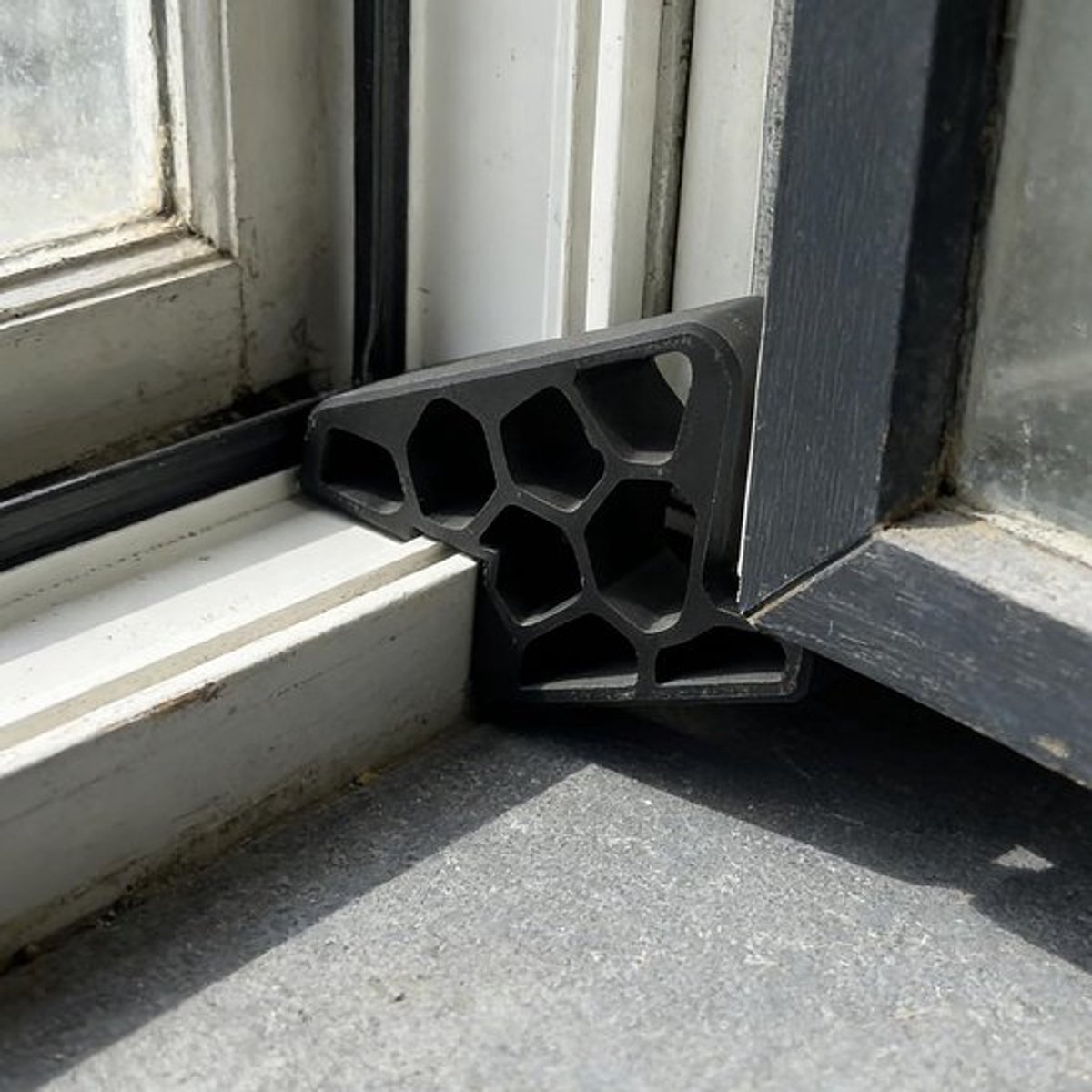4 stuks - Raamstopper - Deurstoppers - Schuifraamstopper - Raamsluiter - Raambegrenzer - Raamslot - Klembeveiliging - Raamsloten - Deurwiggen - voor binnen, balkon, schuifdeuren en ramen - 9,3*5,3*1.9 cm - zwart