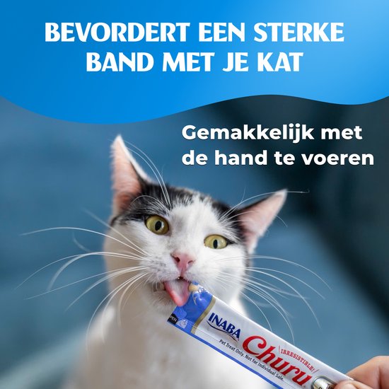 Een zwart-witte kat likt een Churu kattensnack tube die uit een hand wordt aangeboden. Tekst zegt 'Makkelijk met de hand te voeren'.