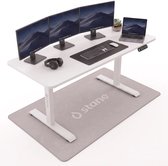 Wit elektrisch verstelbaar Stane bureau met drie monitoren, laptop, toetsenbord, muis, koptelefoon en mat met logo.