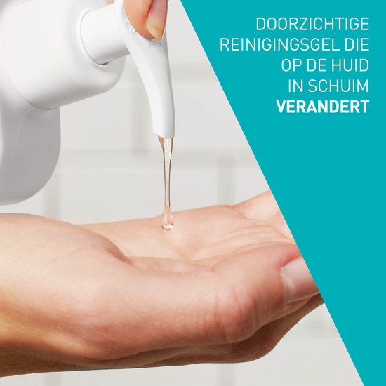 Druppel heldere reinigingsgel uit een witte pompdispenser in een handpalm.