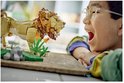 Jongen met bril kijkt met open mond naar een LEGO leeuwenfiguur.