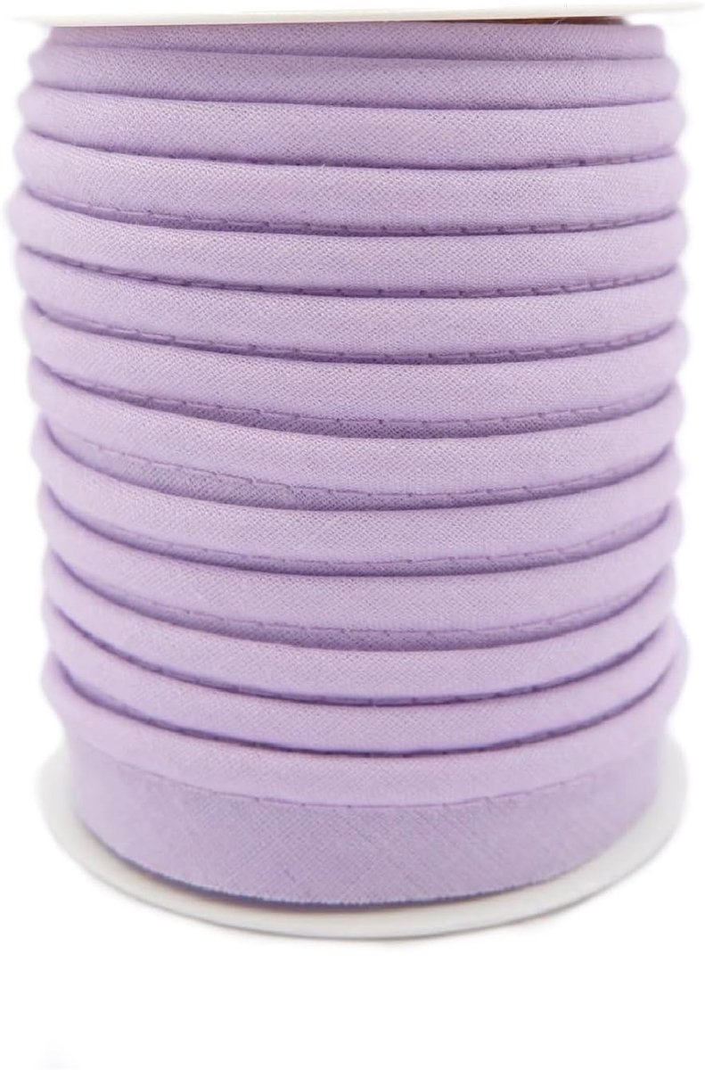 = Randkant Voor Naai-, Decoratie- en Knutselprojecten. Samenstelling 50% Katoen en 50% Polyester. Totale Breedte van 15 mm, Koord van 5 mm en Flap van 10 mm. 10 Meter Haspel - (Lila)