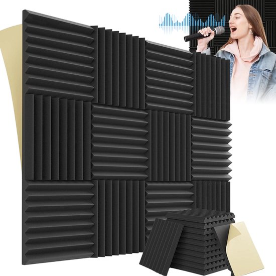 Panneaux acoustiques en mousse noirs à structure en coin 3D, avec une femme chantant dans un microphone.