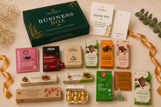 Een Moodbox 'Business Box' met een donkergroene doos, bedrukt met 'Business Box' in goud. Diverse chocoladerepen, koffie en thee.