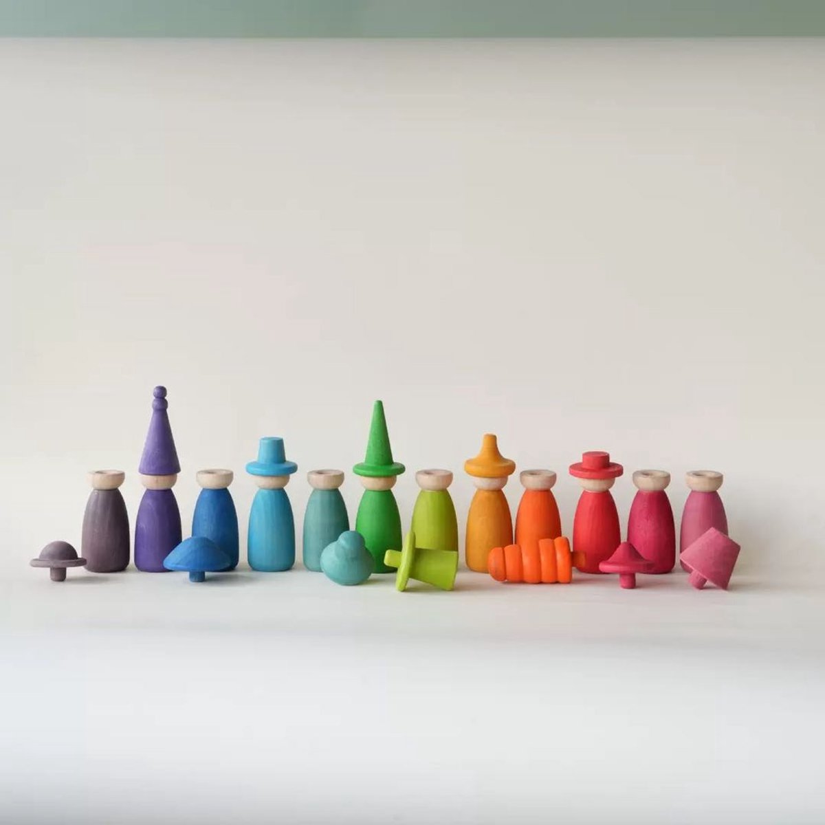 Houten regenboog poppetjes met verwisselbare hoedjes - fancy poppetjes - 12 stuks - Educatief montessori speelgoed - Open einde speelgoed - Vanaf 2 jaar