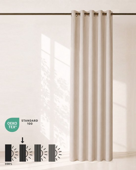 Licht beige verduisterend gordijn met ringen hangt aan een rail, met OEKO-TEX STANDARD 100 logo.