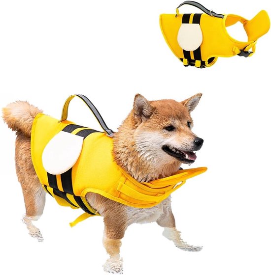 Een Shiba Inu met een geel met zwart gestreept bij-vormig reddingsvest met witte vleugels, staand op witte achtergrond.