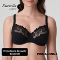 PrimaDonna Deauville beugel bh in zwart, met kant en borduursels. De bh is gedragen door een model.