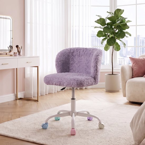 Chaise de bureau violette en fausse fourrure douce, à côté d'une coiffeuse avec miroir dans une chambre.