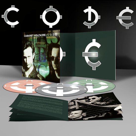 De "CABARET VOLTAIRE: CODE" CD-boxset bevat vier schijven en een boekje met foto's van de bandleden. Op de schijven staan symbolen van een C, een cirkel met kruis, een D en een euroteken.