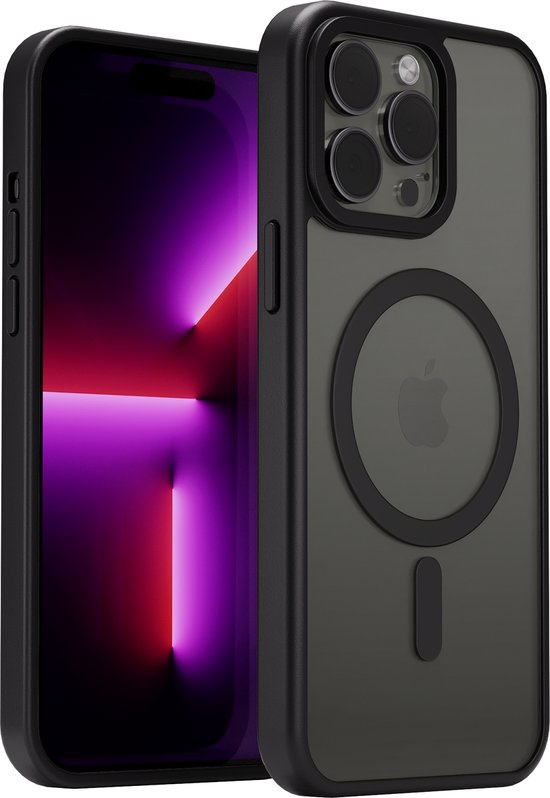 Coque gris foncé sur un iPhone 13 Pro Max avec écran violet lumineux. L'appareil photo et l'anneau MagSafe sont visibles à l'arrière.