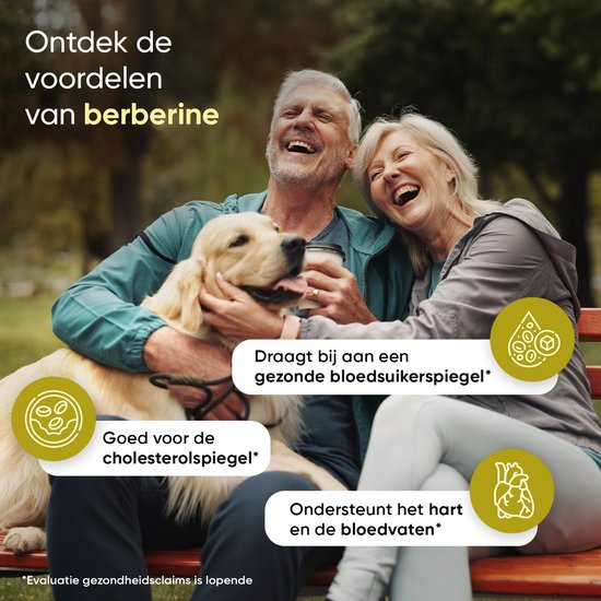 Een lachend ouder echtpaar met een golden retriever op een bankje in het park. Text: Ontdek de voordelen van berberine. Goed voor cholesterol, bloedsuiker, hart en bloedvaten.