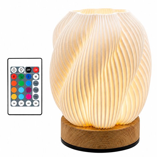 Lampje met getextureerde kap in draaiend patroon en houten voet, naast een afstandsbediening met kleuropties.