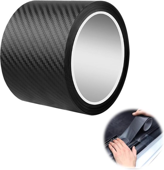 Rouleau de ruban adhésif noir en fibre de carbone, avec encart montrant des mains appliquant le ruban sur une porte de voiture.